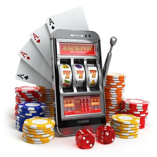 concept de casino en ligne avec des dés, des jetons de casino et un jeu de cartes