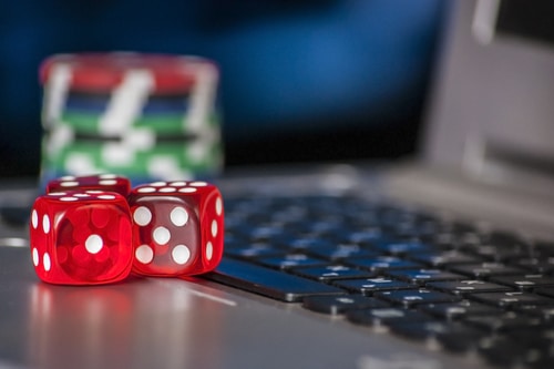 dés de craps déposés sur un ordinateur portable